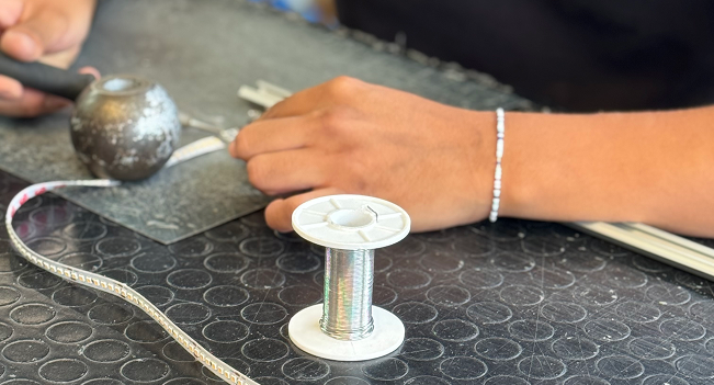 Lavorazione manuale delle barre LED nel laboratorio LA